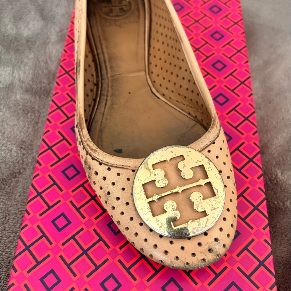 Tory Burch Beige Perforated Reva’s w Large Gold Logo
